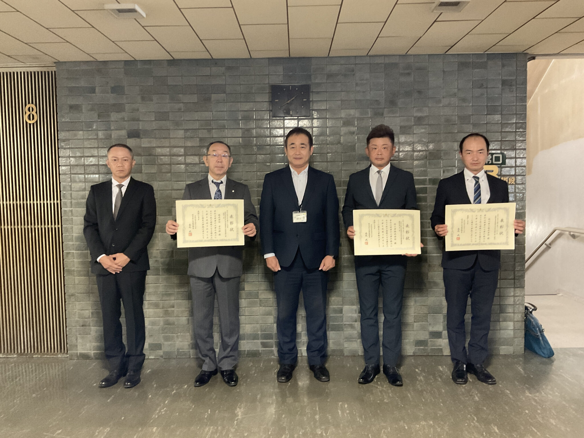 東濃西部総合庁舎本館棟屋上外壁改修工事を表彰していただきました。 吉川組